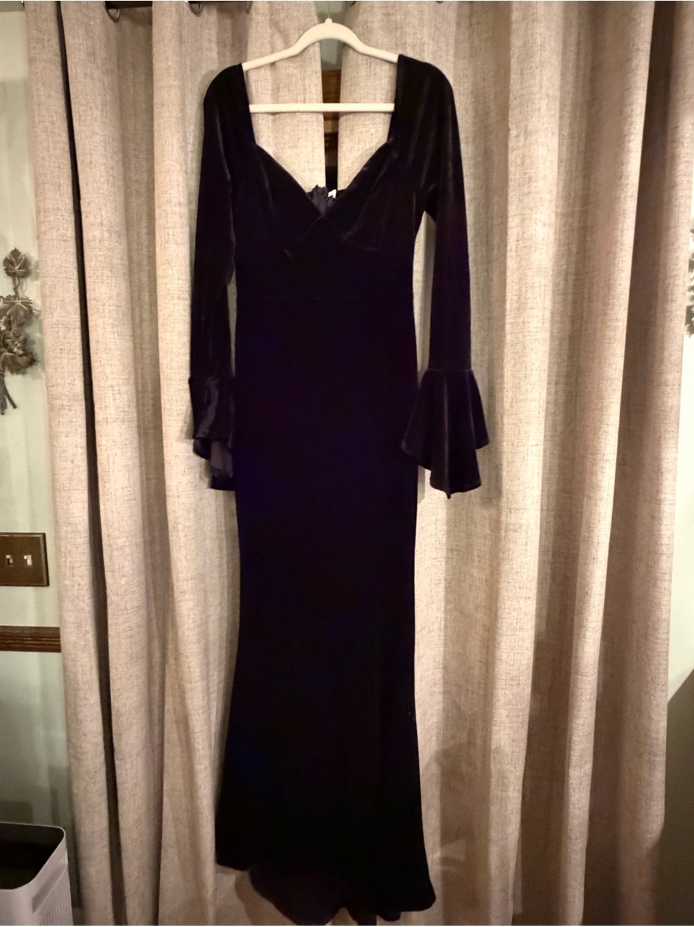29. Dramatic Instincts Black Velvet Bell
Sleeve Mermaid Maxi Dress size L - Picture 9 of 11